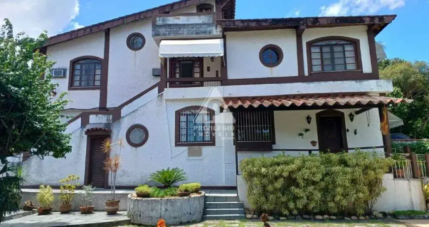 Casa duplex, 3 quartos, 3 banheiros, dependência, piscina, jardim em Freguesia (Jacarépagua).