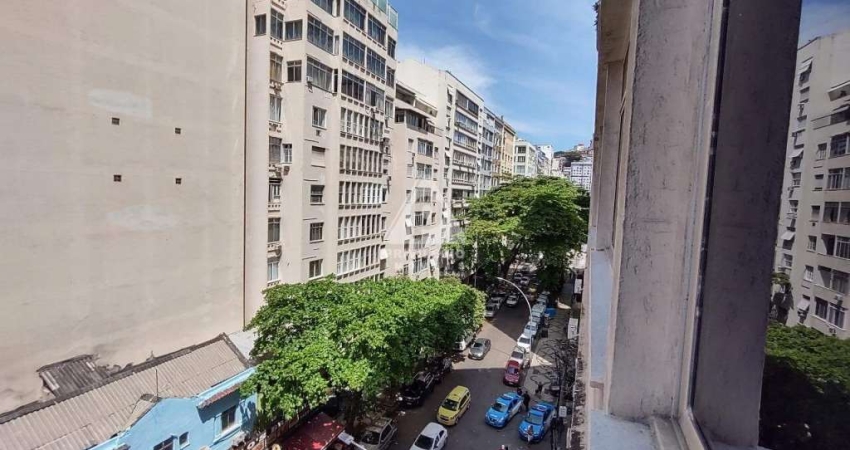 SALA, 3 QUARTOS E DEPENDENCIAS COMPLETAS PRÓXIMO A PRAIA E METRO !!