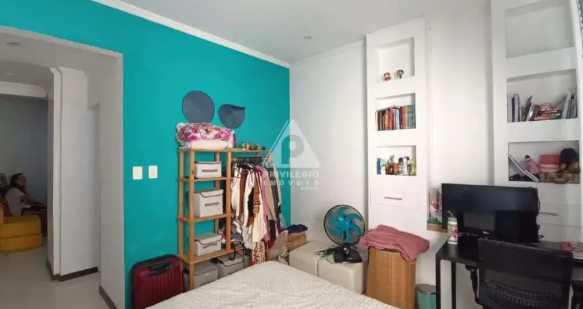 Saleta quarto reformado e mobiliado, quadra da praia, sol da manhã em Copacabana