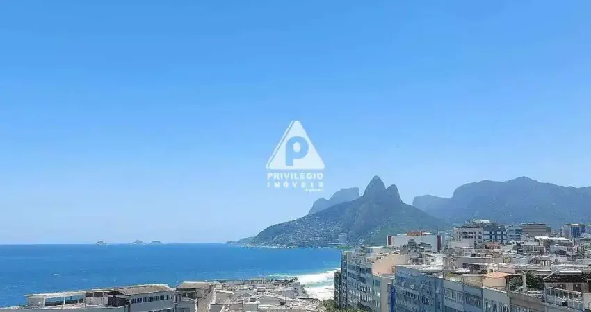 Cobertura duplex de 3 quartos com 2 vagas e vista mar, no posto 6.