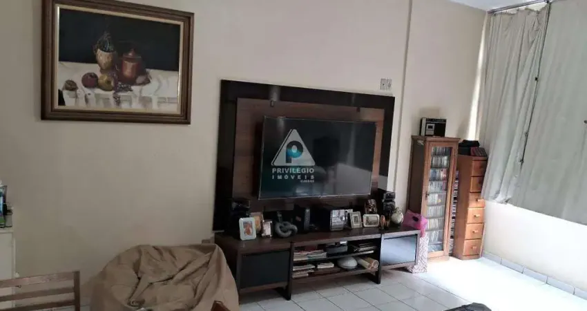 Apartamento com sala ampla, 2 quartos e vaga de garagem, próximo ao metrô cantagalo em copacabana.