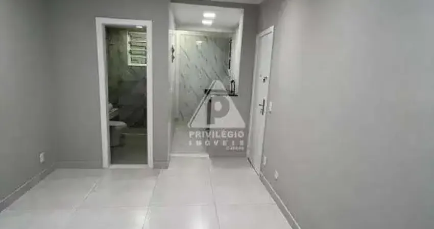 Amplo Quarto e Sala com Dependência em Copacabana