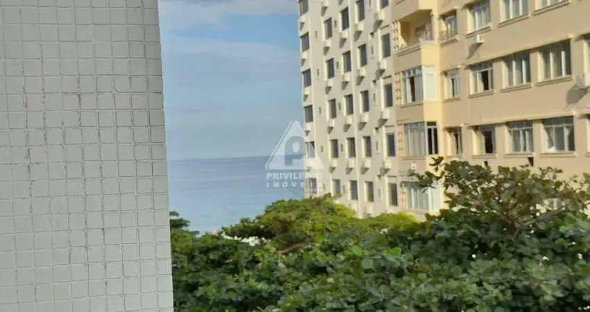 Apartamento 2 Quartos - Reformado com vista lateral mar - Posto 5, Copacabana, RJ