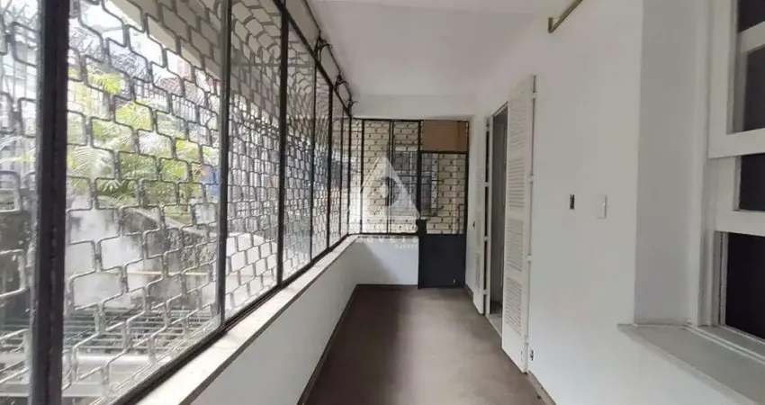 SALÃO, 4 QUARTOS, 2 VARANDAS INTERNAS, 2 BANHEIROS SOCIAIS, 2 DEPENDENCIAIS COMPLETAS E UMA VAGA DE GARAGEM ESCRITURADA EM PRÉDIO TRADICIONAL EM COP