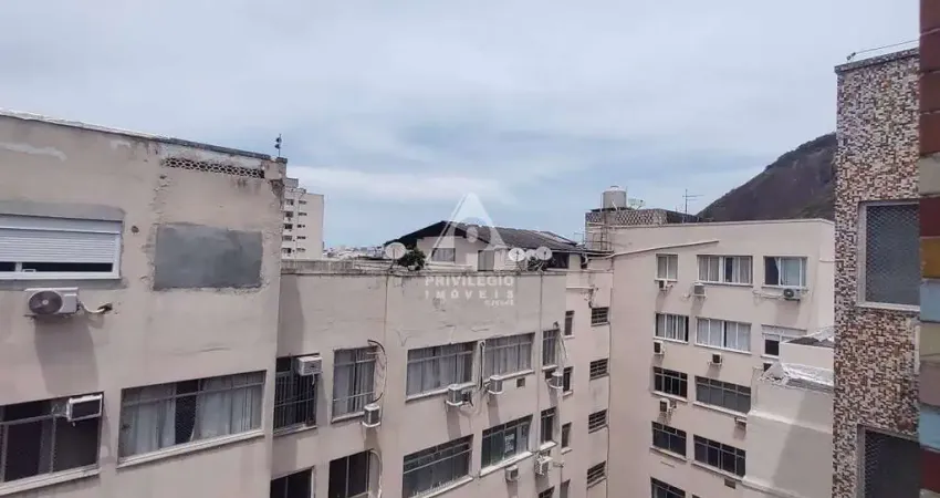 Apartamento duplex salão, 3 quartos, dependencias completas e 2 vagas de garagem!!