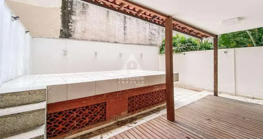 Garden refromado espaçoso com duas áreas externas em copacabana