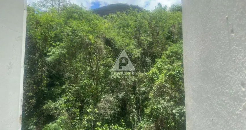 Apartamento a venda 2 quartos em copacabana, próximo ao metrô, à praia e a todo o comércio da região.