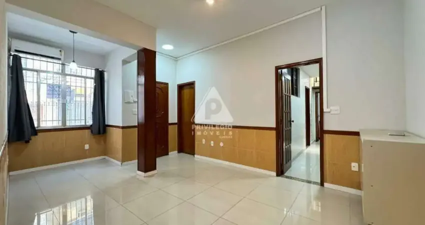 Apartamento em típico predinho charmoso na urca - 2 quartos no térreo.