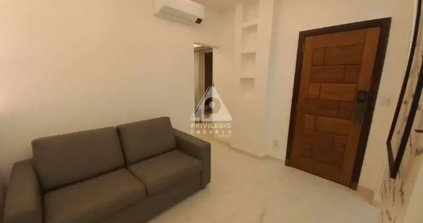 Quarto e sala reformado com área externa, em Copacabana!