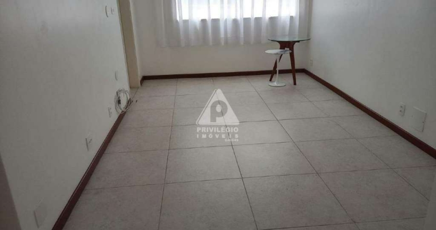 SALA 2 QUARTOS EM RUA TRANSVERSAL COM VAGA EM COPACABANA