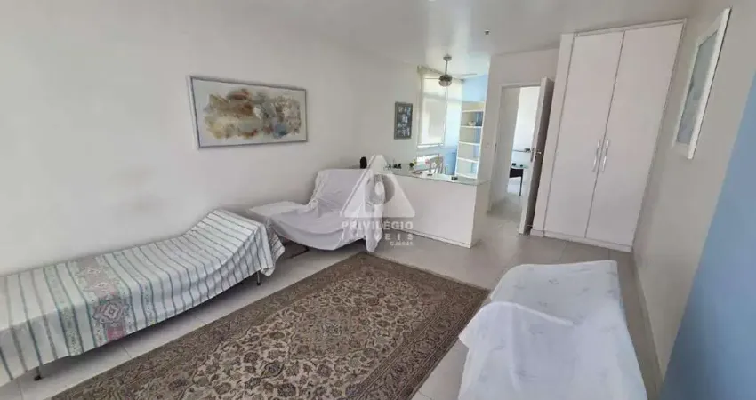 Sala comercial com 38m2, frente, andar alto, na Rua Santa Clara em Copacabana, com uma vaga escriturada.
