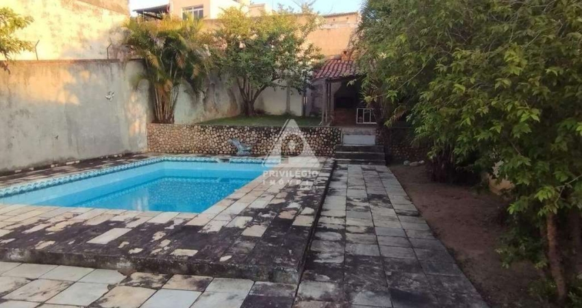 Excelente Casa na Ilha do Governador! 4 quartos, 5 banheiros, 3 vagas, com piscina e uma grande área de lazer!