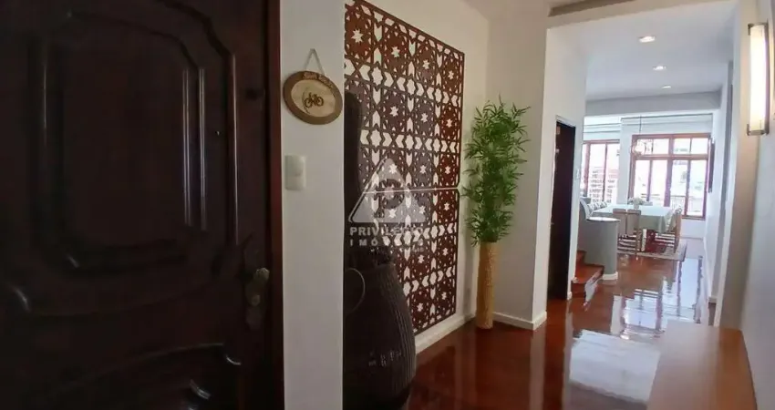 Cobertura duplex reformada de alto padrão: 4 quartos (1 suíte), vaga na escritura e lazer privativo.