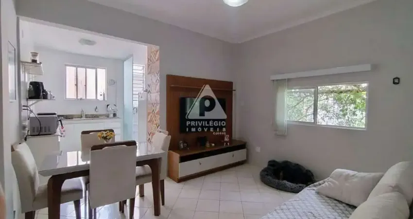 Privilégio imóveis vende excelente apartamento no Posto 4 de Copacabana, com 02 quartos, vista verde e pronto para morar.