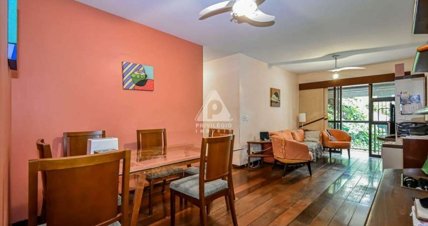 Apartamento com 2 quartos (sendo 1 suíte), varanda e 1 vaga em Botafogo, RJ.