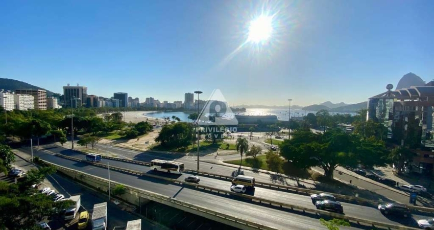 Quarto e sala em Botafogo, vaga e vista Enseada.