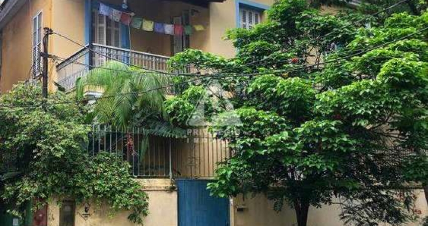 Casa em Laranjeiras com 05 quartos , 02 salas e 07 vagas!
