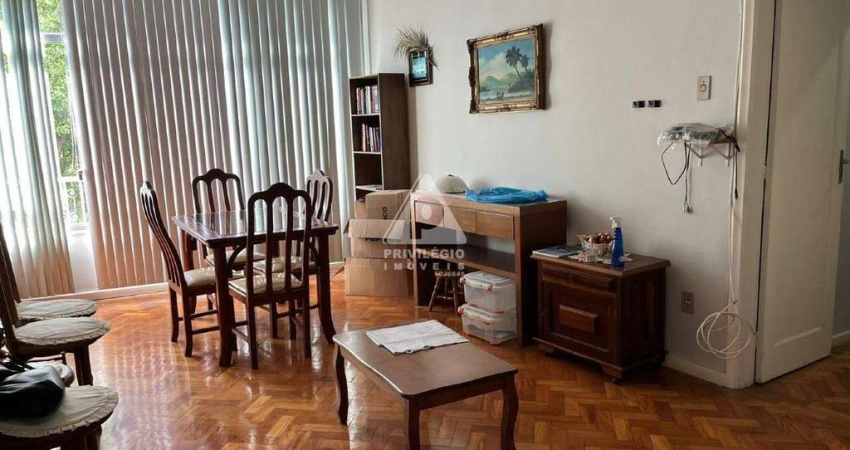 Em Botafogo! Excelente apartamento de 2 quartos com sala ampla e dependências completas.
