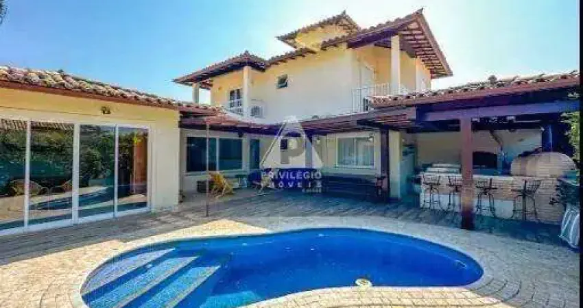 Belíssima casa duplex em búzios com 04 suítes, decorada e mobiliada entre a rua das pedras e a praia da ferradura, dentro de condomínio.