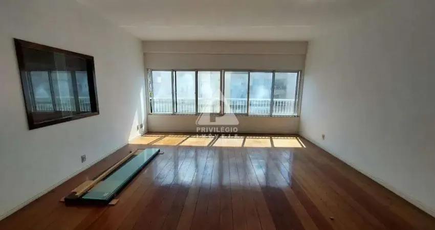 3 quartos, sendo 2 suítes. sala grande em 2 ambientes, lavabo, cozinha grande (armários), área de serviço. 1 vaga na escritura.