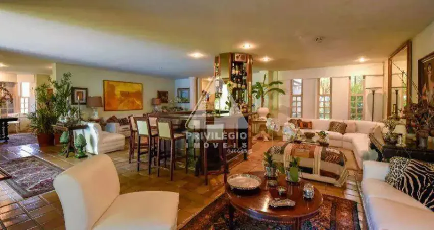 Casa espaçosa com 700 m² em rua nobre da gávea – luxo e conforto