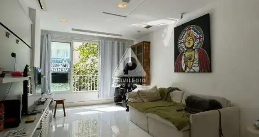 Apartamento reformado 2 quartos, suíte, 1 vaga, a uma quadra da praia em ipanema