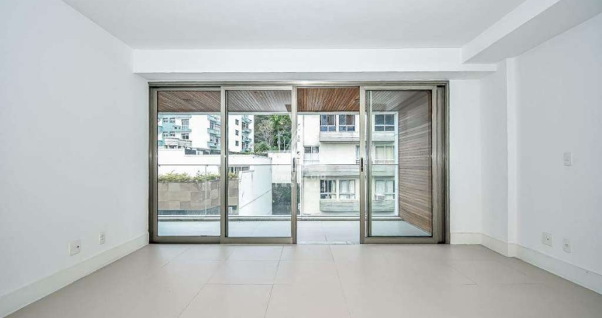 Maravilhosa Cobertura Duplex, novíssima, 3 quartos, sendo 1 suíte, piscina, 2 vagas na garagem no bairro mais chic e charmoso do Rio: Leblon!