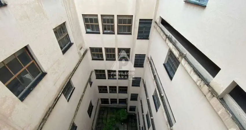 Prédio de 7 andares na Rua Riachuelo - Centro