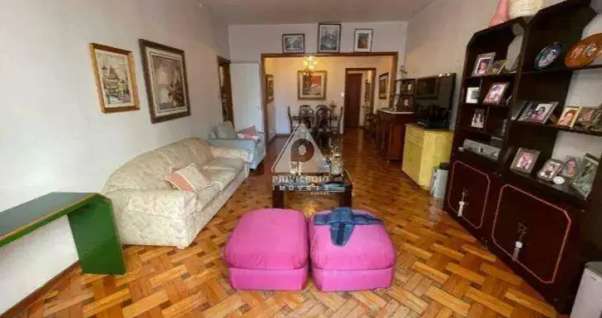 Copacabana: apartamento espaçoso com 3 quartos, pé direito alto e rua nobre!