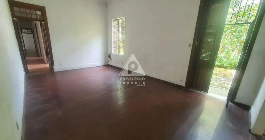 Casa ampla à venda em laranjeiras | 4 quartos, área externa e 6 vagas