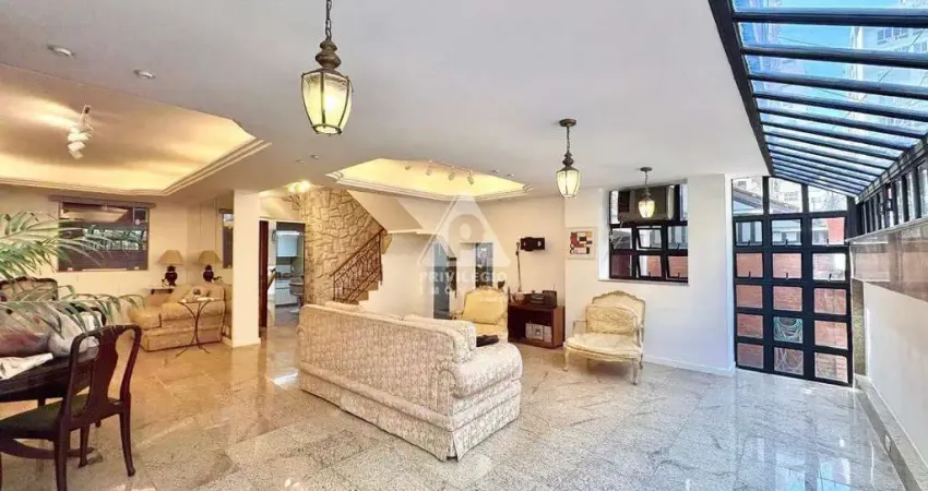 Casa de 4 quartos, 1 suíte com closet, sauna , sala ampla e dependência de empregada.