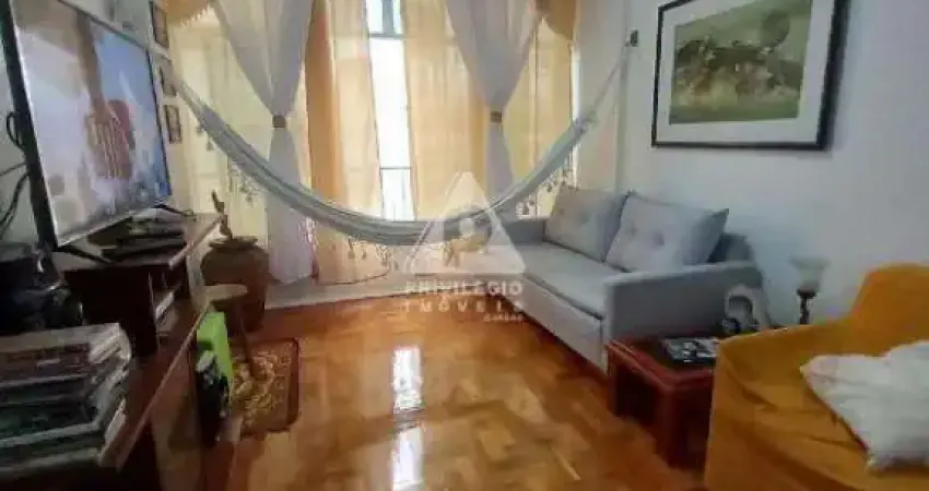 Excelente apartamento de dois quartos amplos repletos de armários embutidos