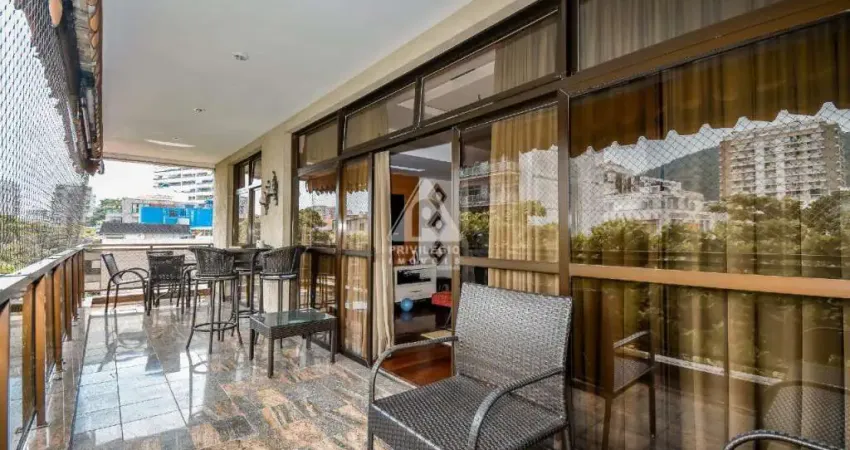 Lindo apartamento com varandão em rua tranquila nas laranjeiras