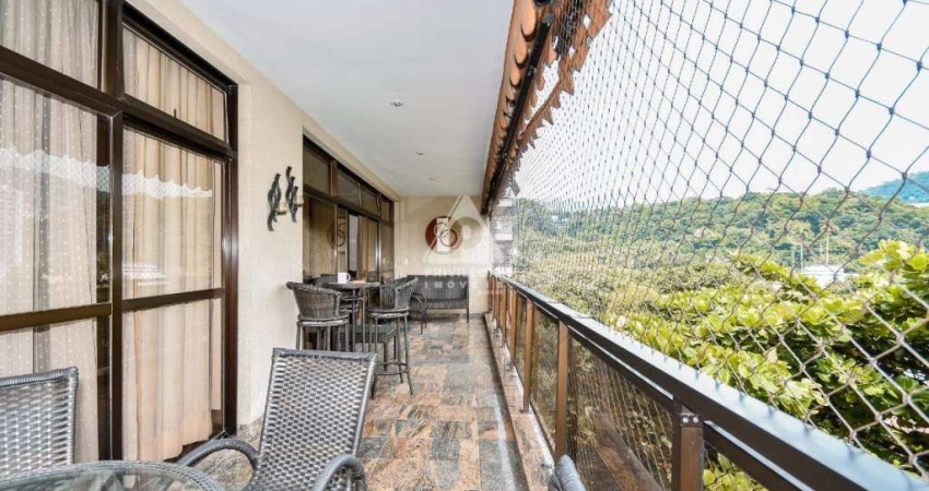 Lindo apartamento com varandão em rua tranquila nas Laranjeiras