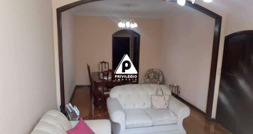 Rua nobre de Laranjeiras, apartamento, sala 2 ambientes, 3 quartos, dependência completa