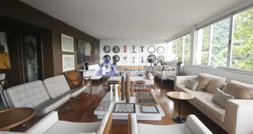 Espetacular casa, em Santa Tereza, com 4 pavimentos em centro de terreno!