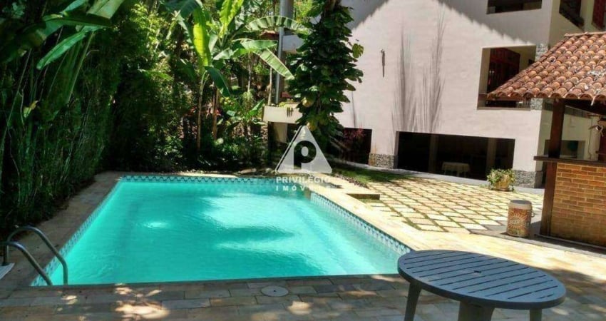 Casa 5 quartos 3 suítes 4 vagas piscina churrasqueira condomínio Itaipu.
