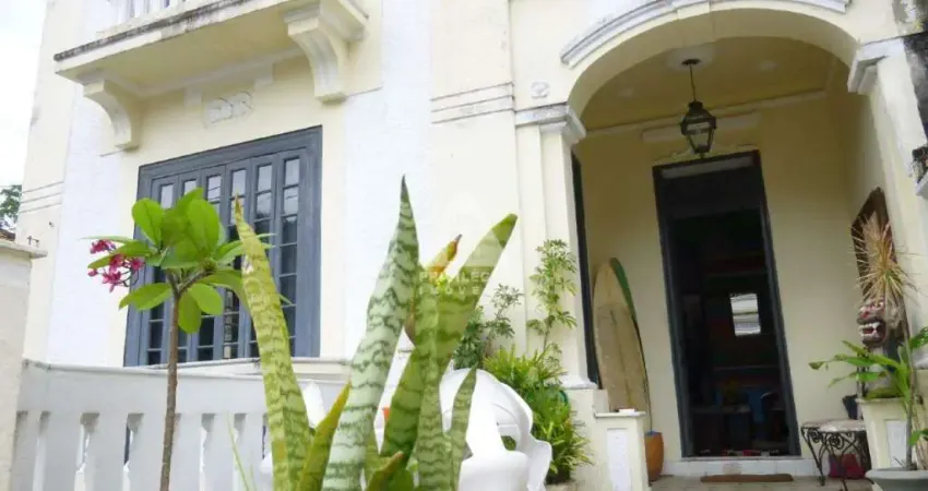 Casa com fachada histórica, 8 quartos com área externa em santa teresa - rio de janeiro
