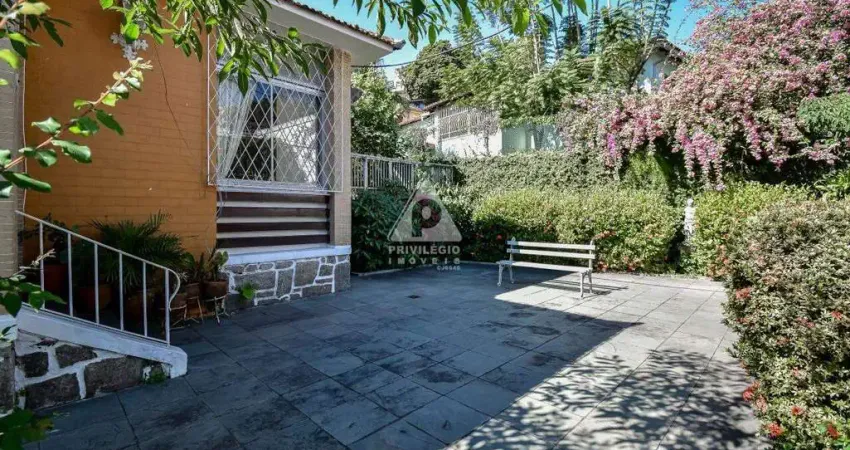 Casa 4 quartos, 1 suite, 2 banheiros, piscina, salão de festas, 6 vagas, 400m2, santa teresa.