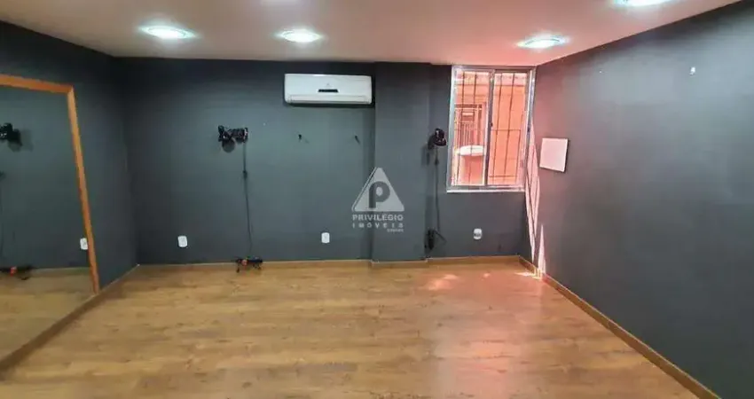 Excelente sala comercial em prédio misto no largo do machado.