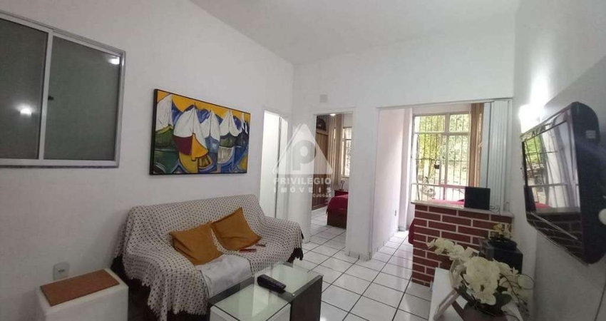 Apartamento de sala quarto, claro e arejado com cozinha integrada e área de serviço na Glória
