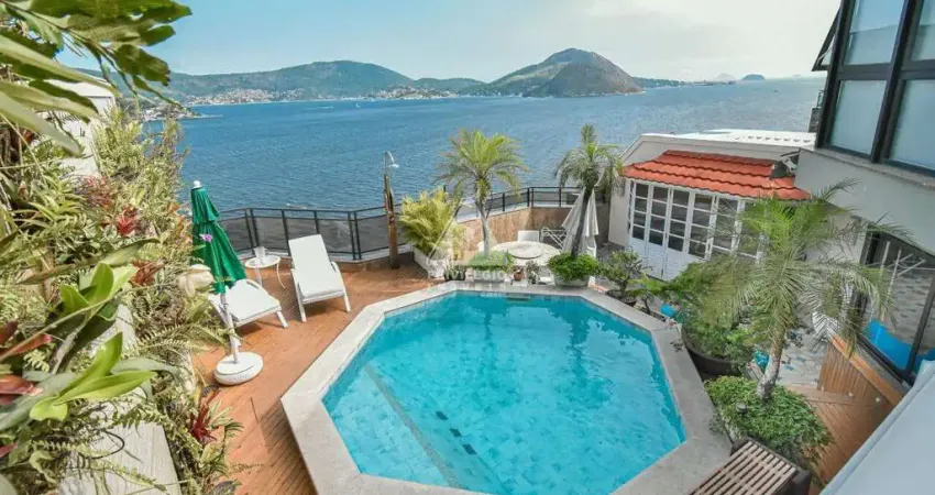 Cobertura Triplex, vista maravilhosa, 4 suites, 7 banheiros , piscina , 4 vagas em rua nobre de Icaraí.
