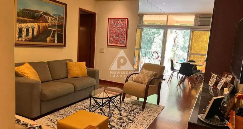 Apartamento de 143m² localizado em Copacabana/RJ Rua bucólica, muito calma e arborizada de fundos e vista livre para o verde, reformado por arquiteto,