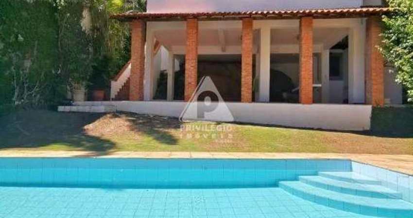 Casa à venda de 6 quartos com piscina/ 2 vagas e vista livre em Laranjeiras RJ