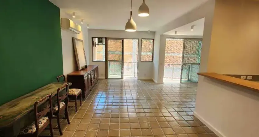 Apartamento 3 quartos (1 suíte) reformada assinada por arquiteto no bairro do cosme velho