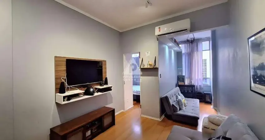 Apartamento no catete de 2 quartos com dependência completa