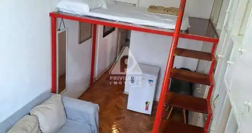 Conjugado tipo studio na glória próximo ao metrô com mezanino. de frente, vista livre. banheiro com banheira e espaço para máquina de lavar.