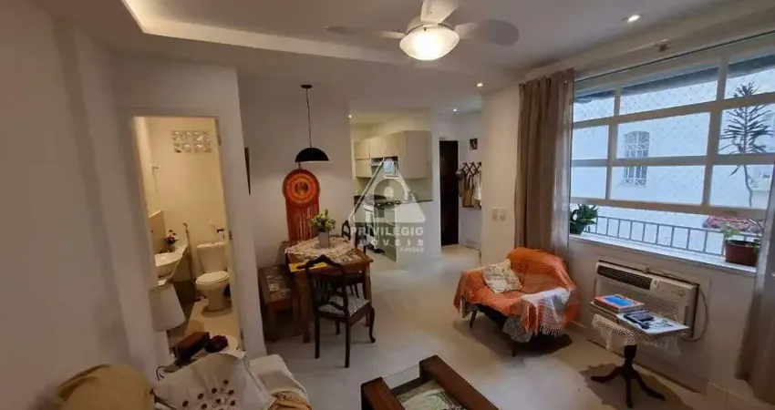 Apartamento 3 quartos reformado por arquiteto de finos acabamentos, vaga de garagem, vista cristo.