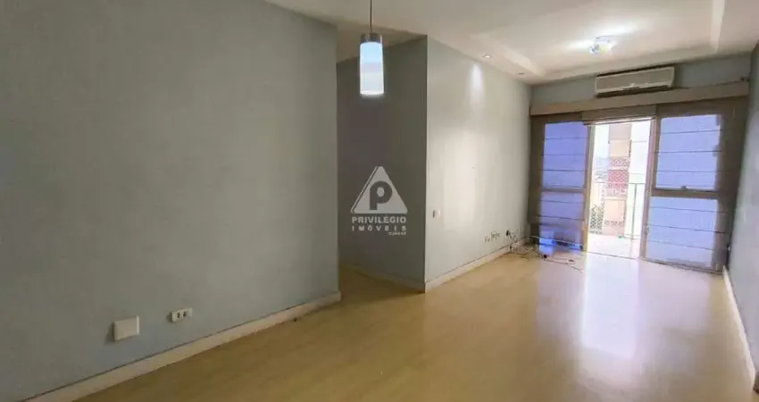 Apartamento reformado de 2 quartos com suíte, varanda e vaga na glória