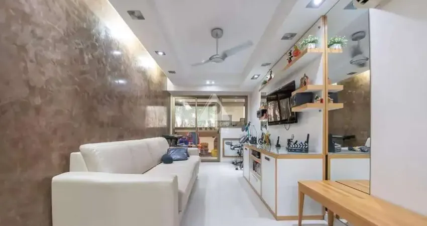 Apartamento no catete reformado de 2 quartos com suíte e varanda, vaga na escritura!